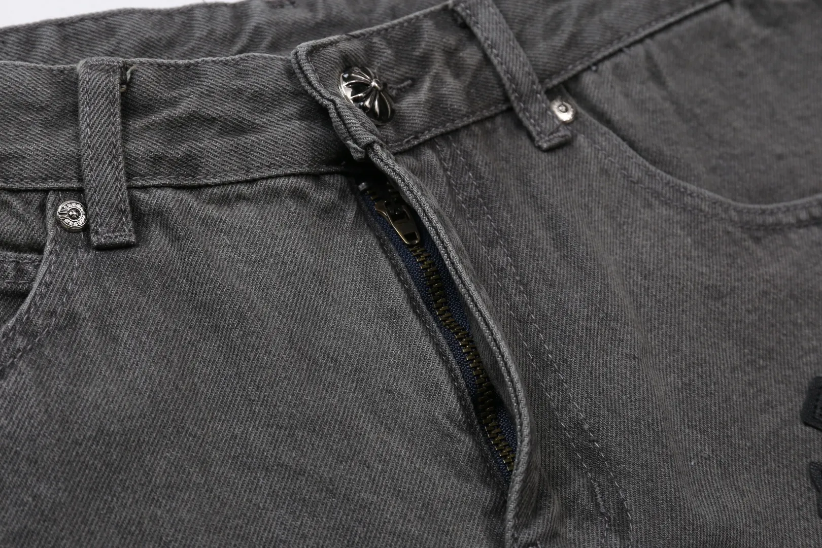P250 [High-End] Chrome Hearts | 25TX CH Chrome Hearts Cross Gray and Purple Spray Painted Graffiti and Leather Limited Jeans - Chrome Hearts' most popular pants are made of beaded canvas fabric. Heavy washing makes the upper body of the fabric more textured and the pants are tall and straight! The three-dimensional cutting of the whole trousers is a masterpiece! The hardware is customized by zp. The beaded canvas fabric is thick and soft after being washed. It has good breathability. Customized small leather label. Unique design. The details are simple and elegant, and the workmanship is exquisite. The whole trousers are neatly routed and the details are in place! It’s so cool that both men and women can easily control the genderless trend!  Color: Gray Size: 30 32 34 36 Corresponding sizes m-xxl available in stock. Detailed sizes can be found in Figure 9